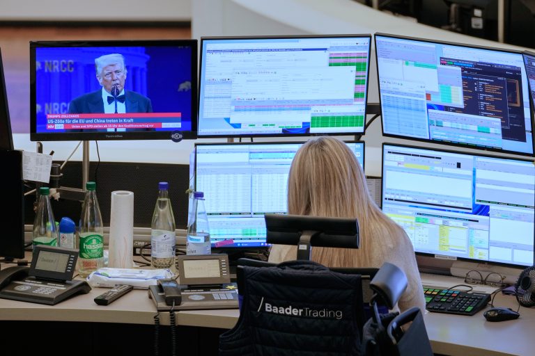 Από το σοκ στην απάθεια: τι δημιουργεί στον ψυχισμό μας η συνεχής έκθεση σε τραγικές ειδήσεις