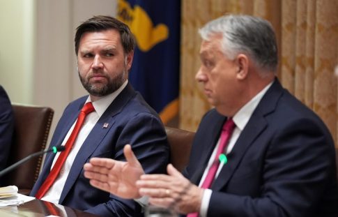 Η Βρετανία ενέκρινε τη χρήση βάσεών της από τις ΗΠΑ για επιθέσεις στα Στενά του Ορμούζ