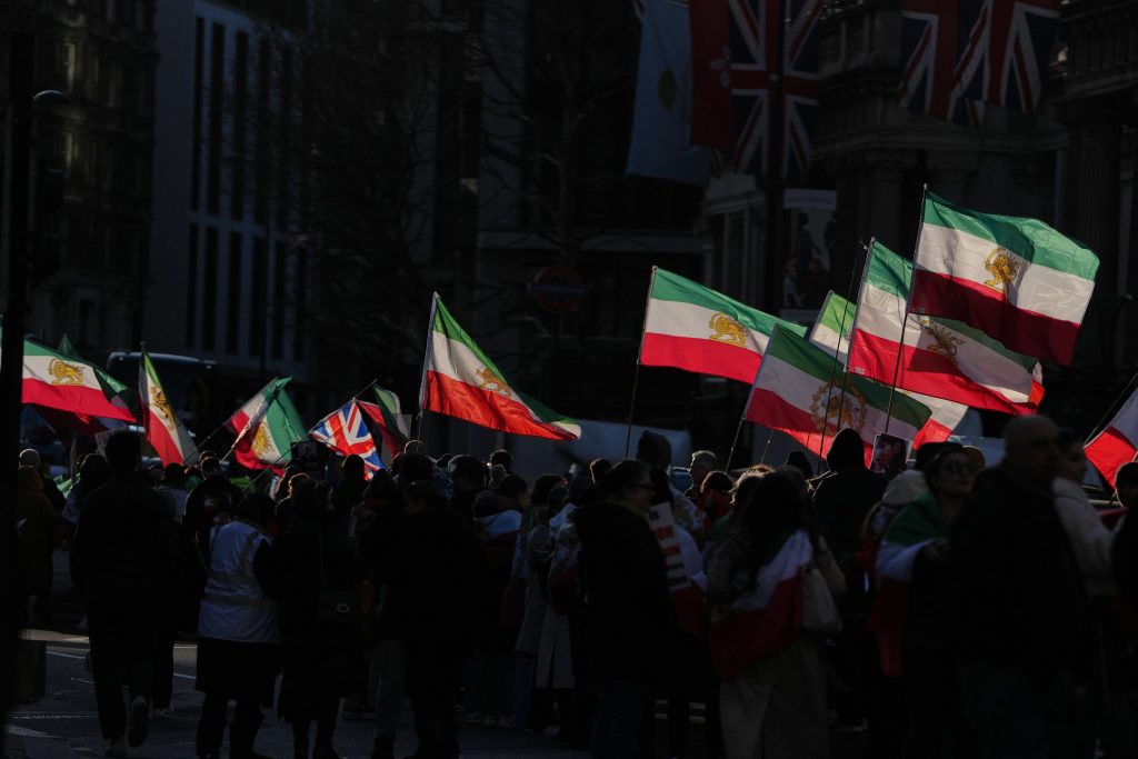 Σοκ και διχασμός για τη δολοφονία Χαμενεΐ: Αντιδράσεις εντός και εκτός Ιράν – Πανηγυρισμοί, πένθος, οργή και απειλές αντιποίνων