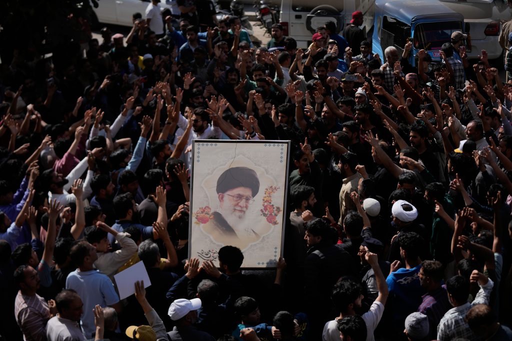 Σοκ και διχασμός για τη δολοφονία Χαμενεΐ: Αντιδράσεις εντός και εκτός Ιράν – Πανηγυρισμοί, πένθος, οργή και απειλές αντιποίνων