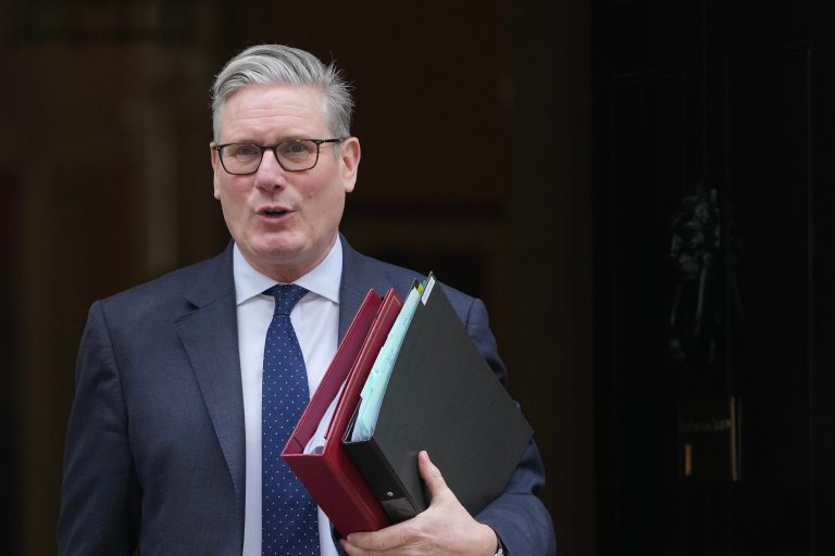 Στάρμερ: Αναδίπλωση σε 48 ώρες και προβλήματα στον επαναπατρισμό Βρετανών