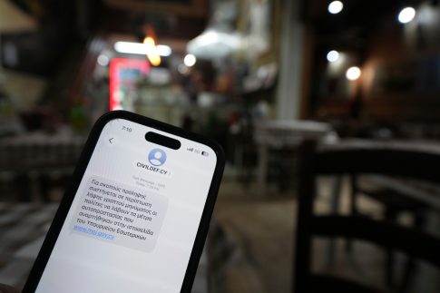 Από το σοκ στην απάθεια: τι δημιουργεί στον ψυχισμό μας η συνεχής έκθεση σε τραγικές ειδήσεις