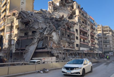 Στάρμερ: Αναδίπλωση σε 48 ώρες και προβλήματα στον επαναπατρισμό Βρετανών