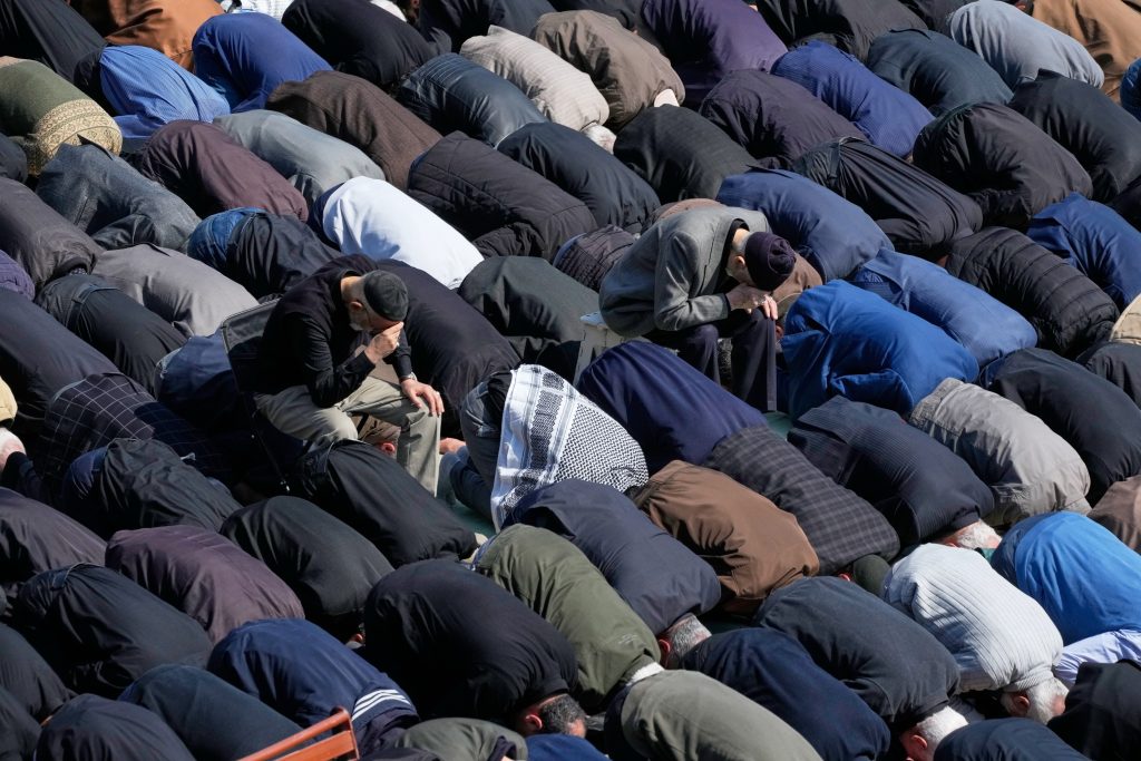 Ιράν: Πλήθος κόσμου μετείχε στην προσευχή της Παρασκευής στην Τεχεράνη παρά τον πόλεμο