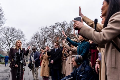 Γαύδος: Στο λιμάνι παραμένουν οι 310 μετανάστες (αποκλειστικό βίντεο)