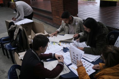 Ιράν: Προειδοποίηση για τοξικούς ρύπους και όξινη βροχή μετά τις επιθέσεις σε δεξαμενές πετρελαίου