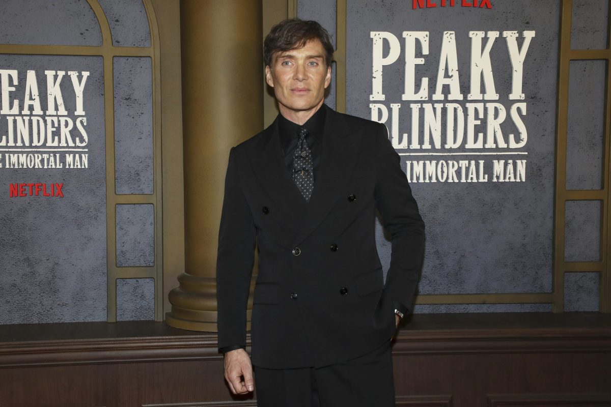 Καλλιτέχνης δημιούργησε με βλεφαρίδα μικροσκοπικό γλυπτό του Τόμι Σέλμπι από τη σειρά «Peaky Blinders»  ​