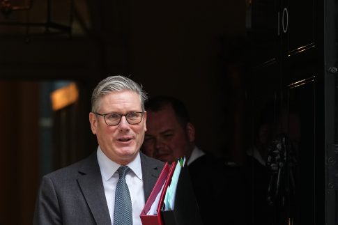 Το ΕΡΤnews στα ΗΑΕ: Πυραυλικά πλήγματα σε Αμπού Ντάμπι, κοντά στο αεροδρόμιο του Ντουμπάι και στο λιμάνι της Φουτζάιρα – Ένας νεκρός