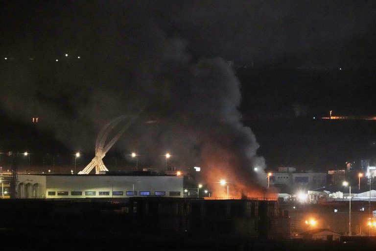 Το Ιράν δηλώνει έτοιμο για μακρύ «πόλεμο φθοράς», ενώ ο Τραμπ αναφέρει ότι η Τεχεράνη βρίσκεται «κοντά στην ήττα»