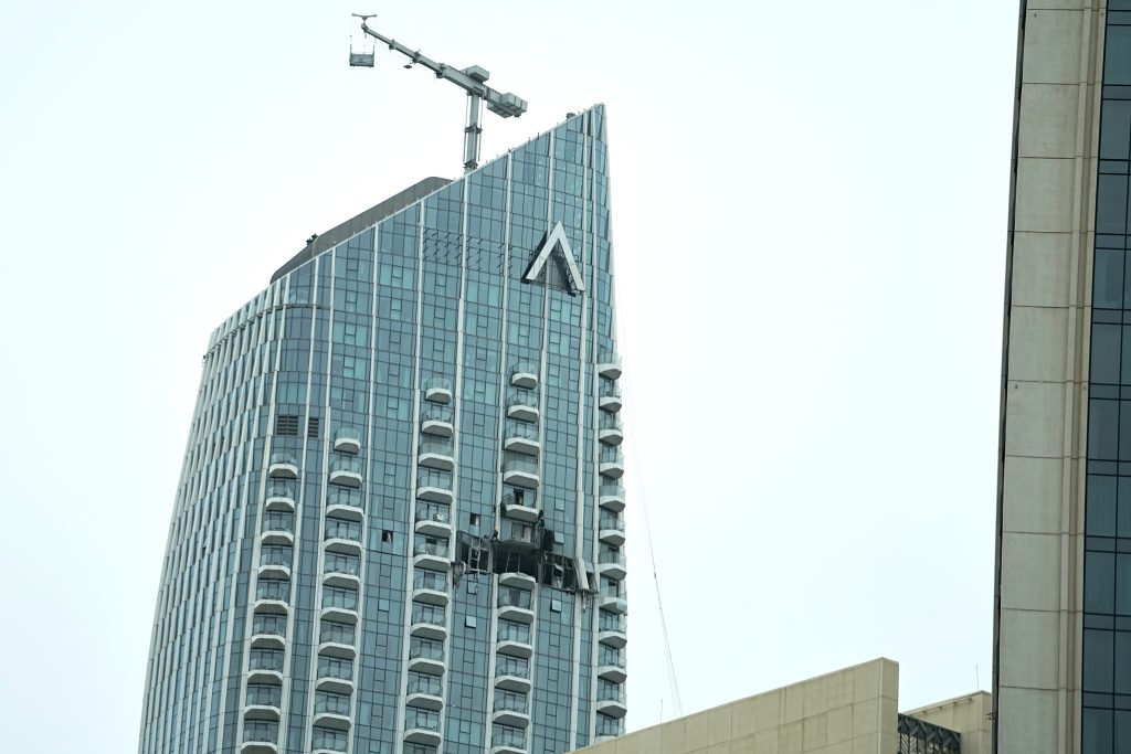 Συναγερμός στο Ντουμπάι μετά το ιρανικό πλήγμα με drone σε κτήριο κατοικιών – Η KLM ακυρώνει όλες τις πτήσεις: Το ΕΡΤnews στη σημείο