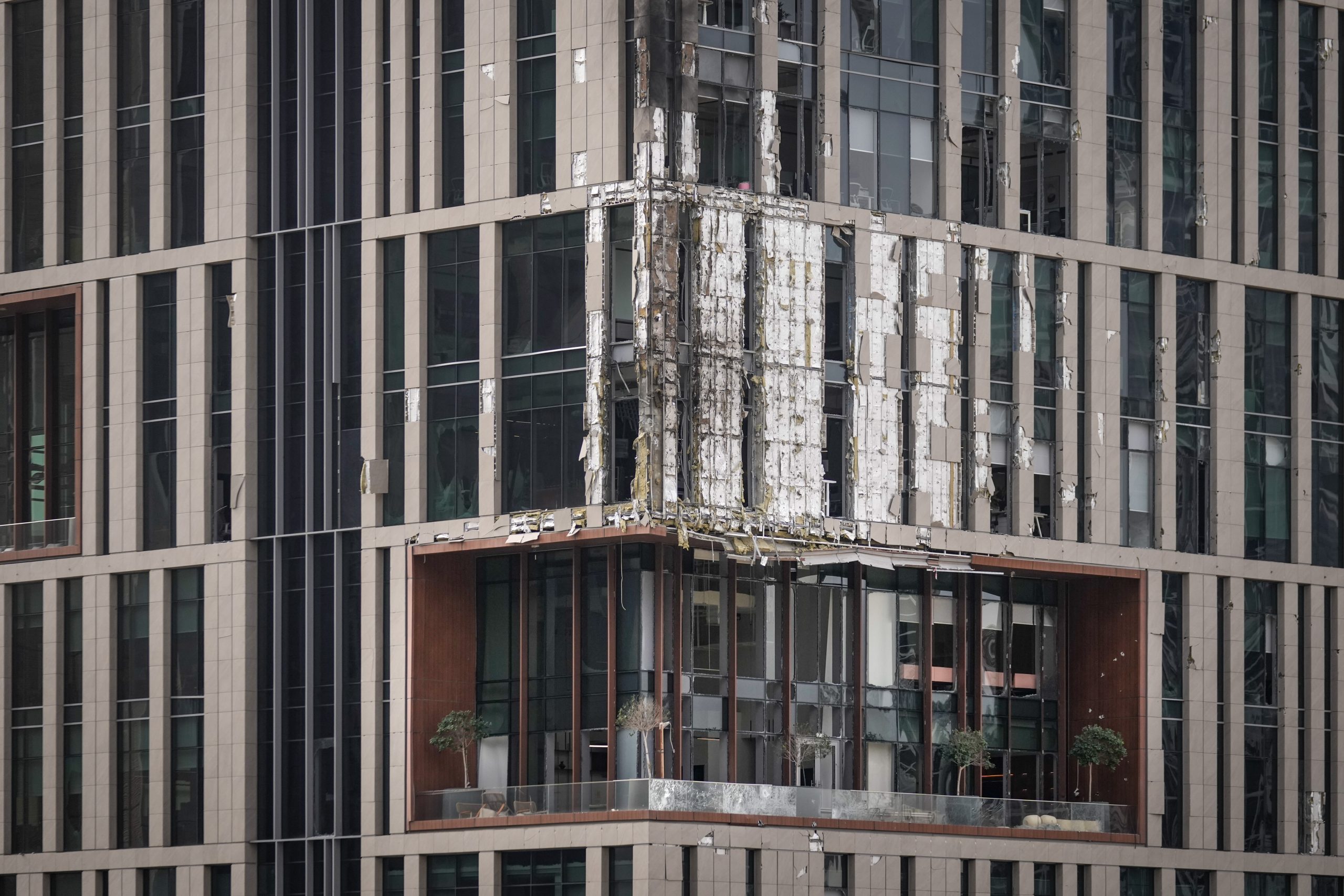 ΗΑΕ: Πέντε τραυματίες μετά από ιρανική επίθεση με πυραύλους και drones σε βιομηχανική ζώνη