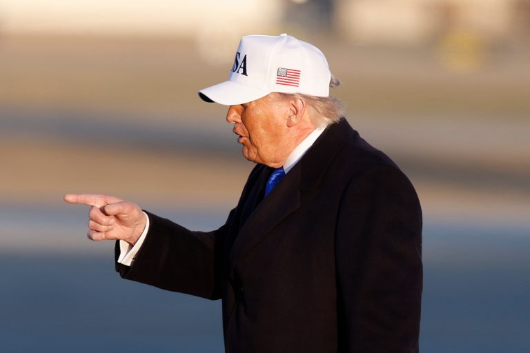 ΗΠΑ: Η ρυθμιστική αρχή απειλεί τα δίκτυα με αφαίρεση αδειών αν η κάλυψη του πολέμου στο Ιράν δεν θεωρηθεί προς το δημόσιο συμφέρον