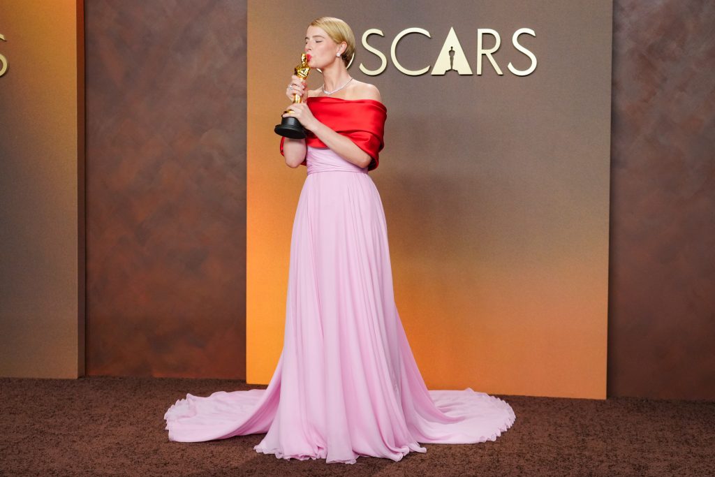 Είμαστε ό,τι φοράμε; Η ψυχολογία των ρούχων στο κόκκινο χαλί των Όσκαρ