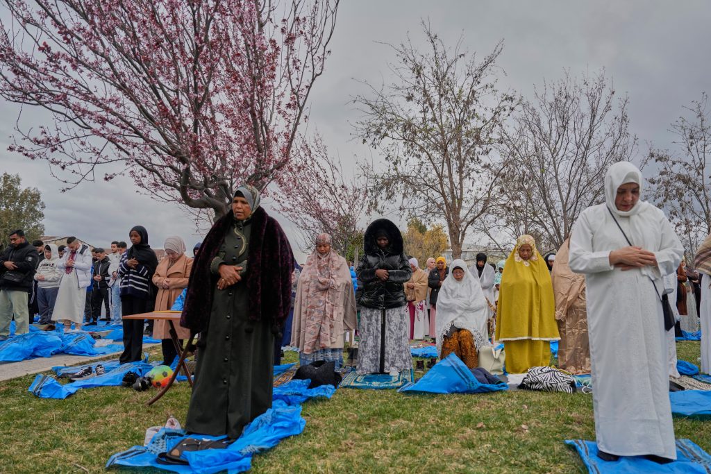 Μουσουλμάνοι γιόρτασαν το τέλος του Ραμαζανιού στην Αθήνα (φωτογραφίες)