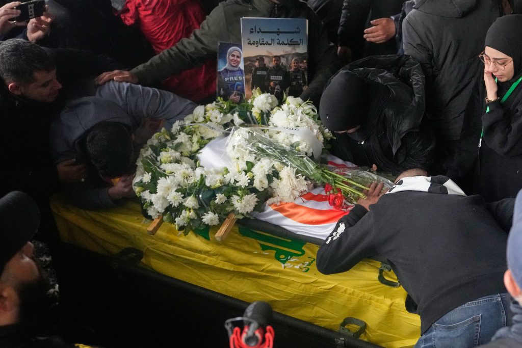 Λίβανος: Το ΕΡΤnews στην κηδεία των τριών δημοσιογράφων που σκοτώθηκαν σε ισραηλινή επιδρομή – Ανάμεσά τους η Φατίμα και ο αδελφός της