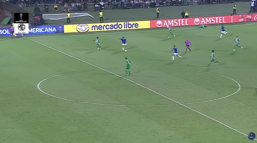 Το γκολ της χρονιάς με σουτ από… 70 μέτρα! (video)