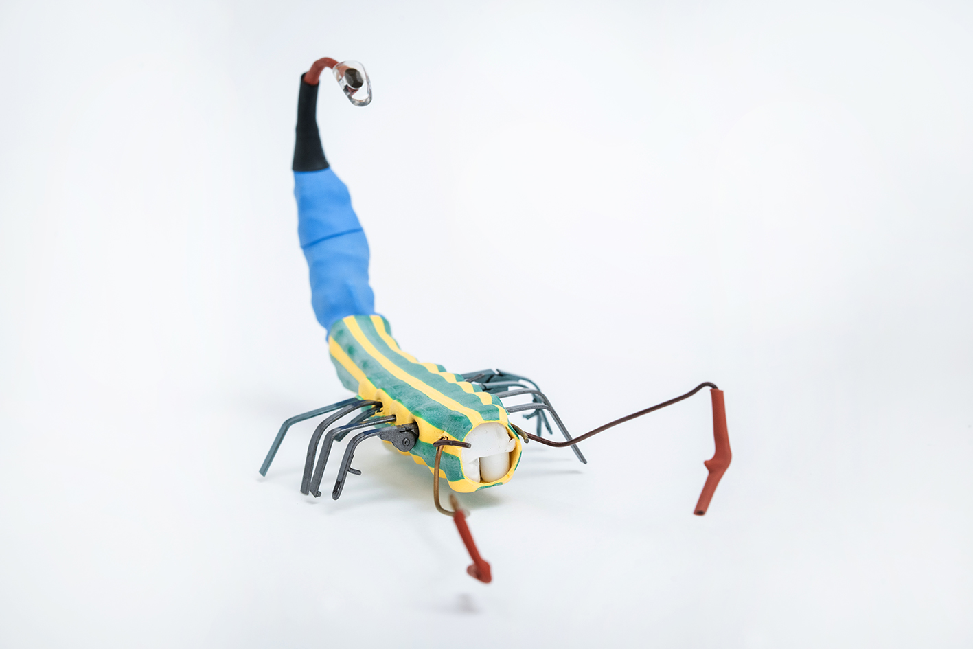 az8-5297-02b «Δεύτερη Ζωή»: Ατομική Έκθεση του Θανάση Μπίρλη με αξιοποίηση παλιών αντικειμένων