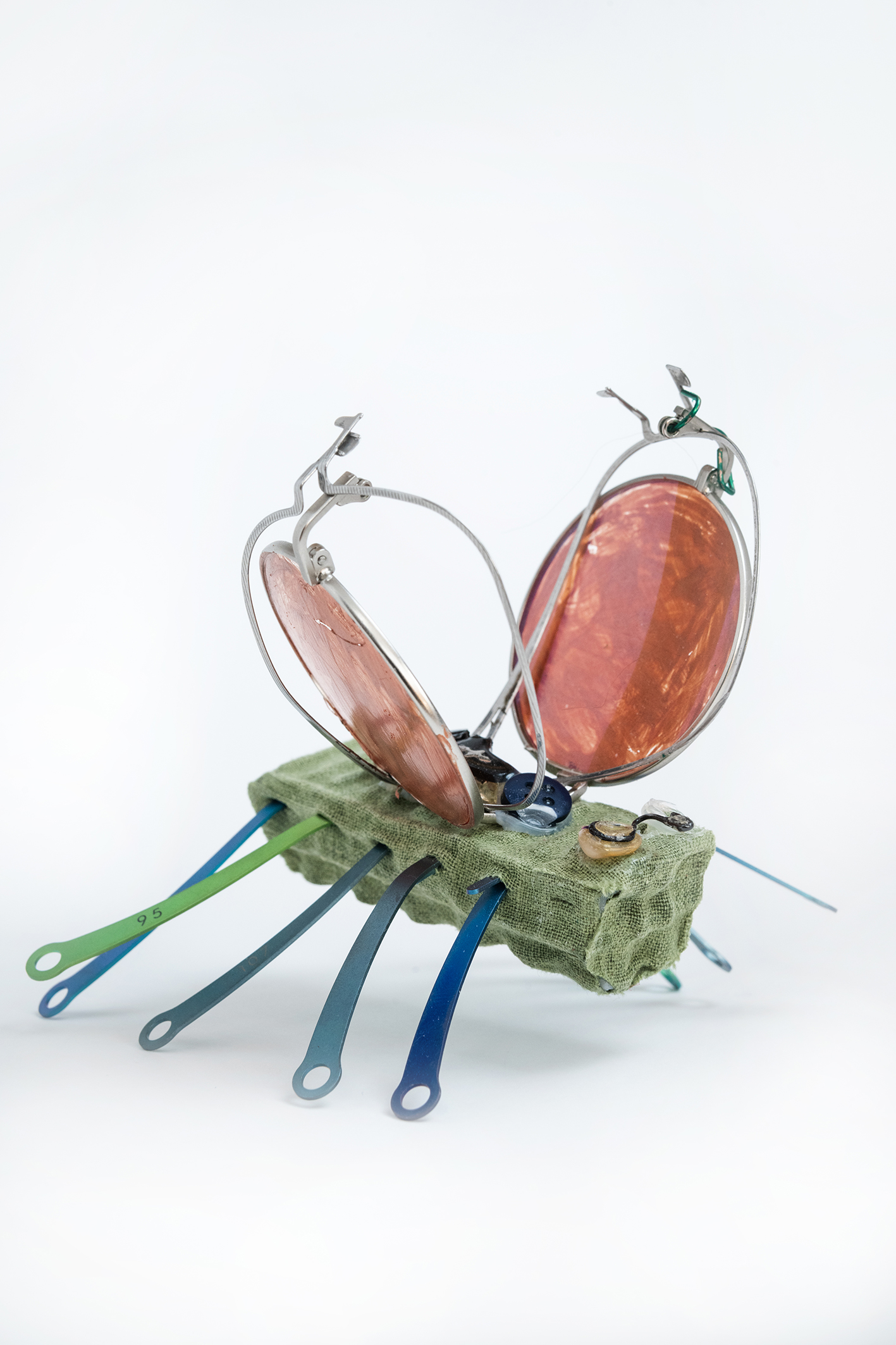 az8-5637-02b «Δεύτερη Ζωή»: Ατομική Έκθεση του Θανάση Μπίρλη με αξιοποίηση παλιών αντικειμένων