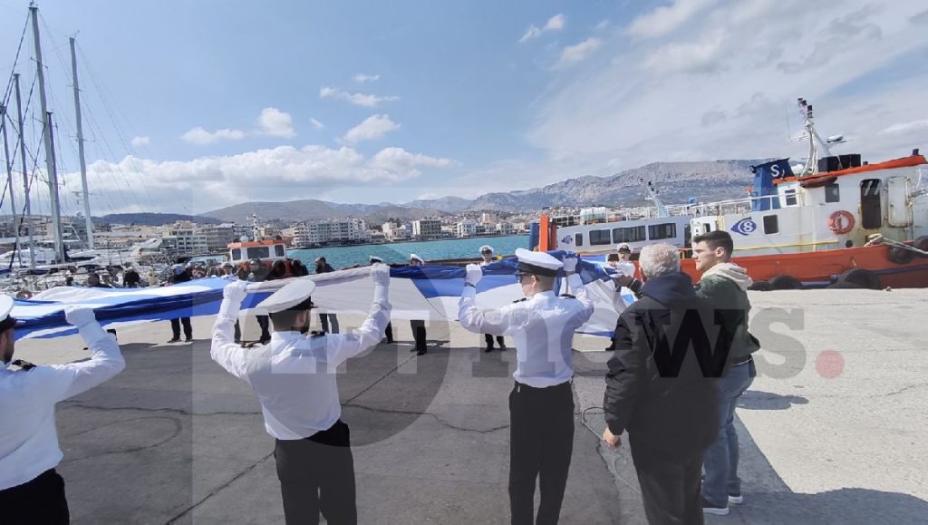 Χίος: Έπαρση με «απρόοπτα» της γιγαντιαίας σημαίας 15 μέτρων για την 25η Μαρτίου