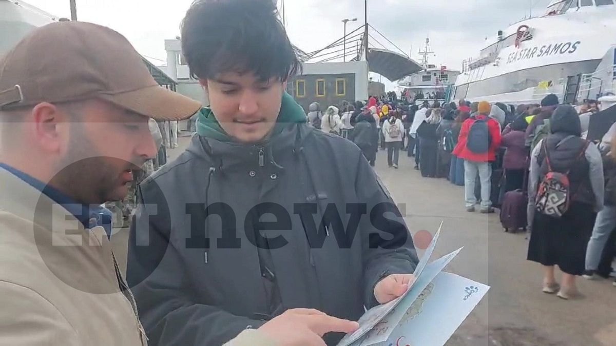 Χίος: Οι επαγγελματίες του τουρισμού γλύκαναν με κεράσματα εκατοντάδες επισκέπτες από Τουρκία, που περίμεναν μέσα στη βροχή 