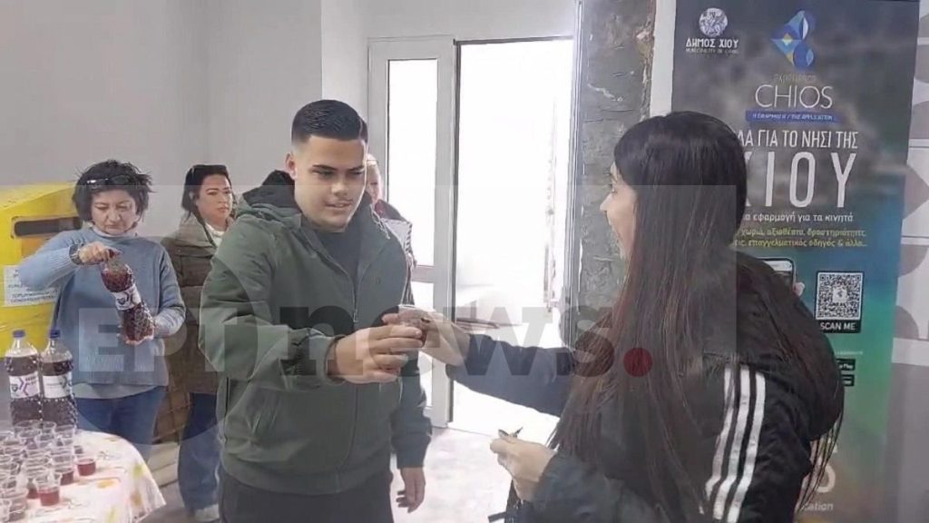 Χίος: Οι επαγγελματίες του τουρισμού γλύκαναν με κεράσματα εκατοντάδες επισκέπτες από Τουρκία, που περίμεναν μέσα στη βροχή