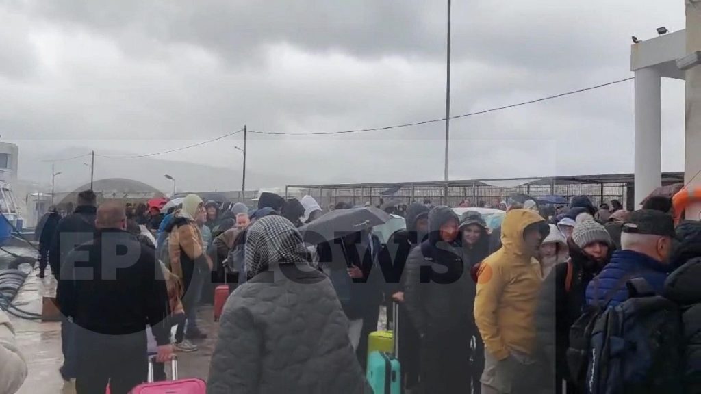 Χίος: Οι επαγγελματίες του τουρισμού γλύκαναν με κεράσματα εκατοντάδες επισκέπτες από Τουρκία, που περίμεναν μέσα στη βροχή