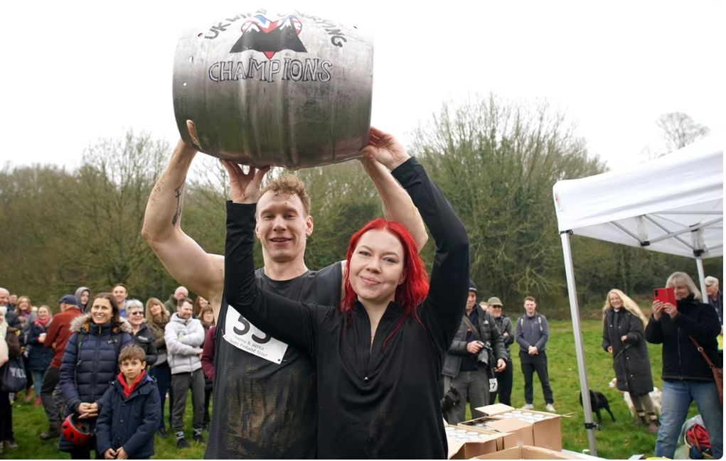 competition-england-holding-couples-2026 Ζευγάρι Φινλανδών κερδίζει βαρέλι μπύρας στον ετήσιο αγώνα δρόμου «μεταφοράς συζύγου στην πλάτη» του Ηνωμένου Βασιλείου