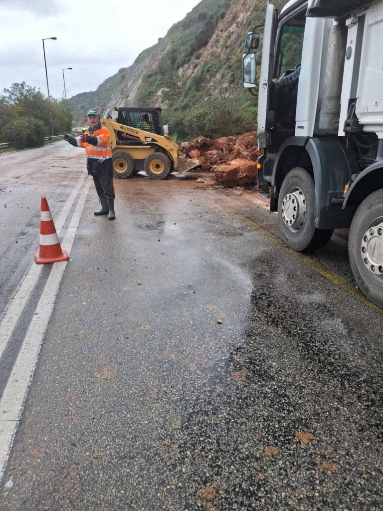 Κατολισθήσεις, διακοπές ηλεκτροδότησης και πτώσεις δέντρων έχει προκαλέσει η κακοκαιρία στα Χανιά