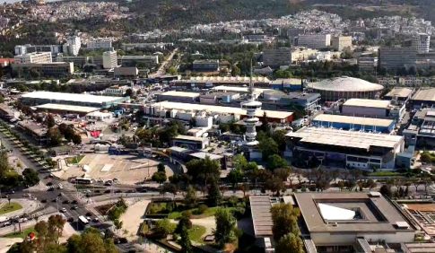 Σπούδασε θεολογία και επέστρεψε στο χωριό της στο Αγρίνιο για να γίνει παραγωγός