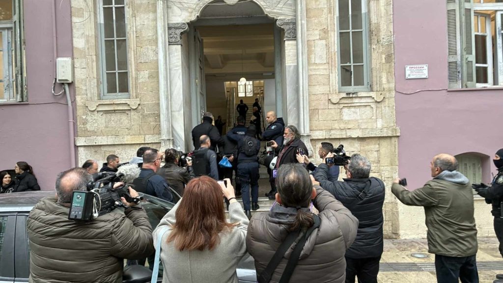 Ηράκλειο: Ξεκινά η δίκη για τη δολοφονική κακοποίηση του 3χρονου Άγγελου – Στο εδώλιο η μητέρα και ο σύντροφός της