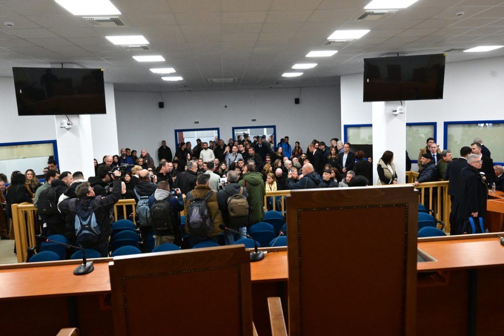 Δίκη Τέμπη: Διεκόπη για την 1η Απριλίου – Θύελλα αντιδράσεων για τις συνθήκες συνωστισμού