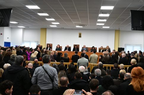 Δίκη για Τέμπη: Διακοπή για την 1η Απριλίου ζήτησε η πρόεδρος  – Πέντε ώρες έντασης και αντεγκλήσεων για την καταλληλότητα της αίθουσας