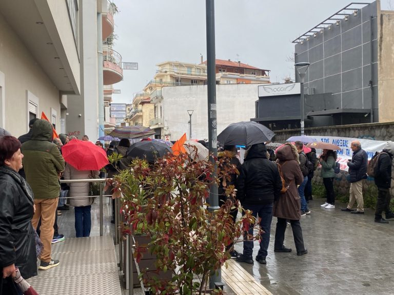 Παράσταση διαμαρτυρίας στην Τρίπολη για τις απολογίες εκπαιδευτικών της ΕΛΜΕ Λακωνίας