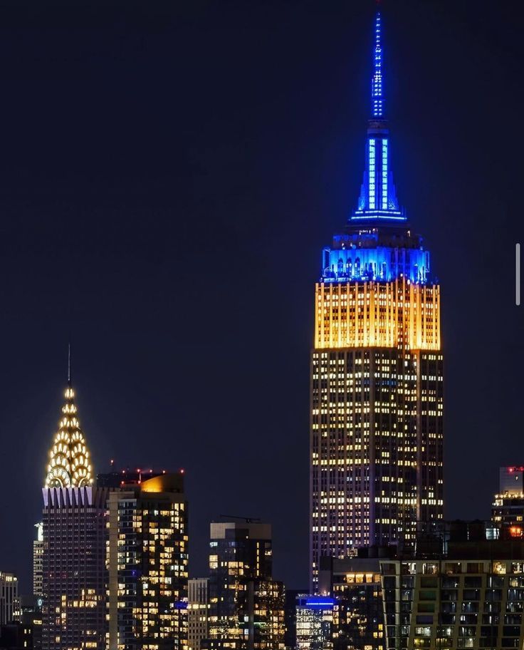 Νέα Υόρκη: Με τα χρώματα της γαλανόλευκης φωταγωγήθηκαν 16 ορόσημα της πόλης