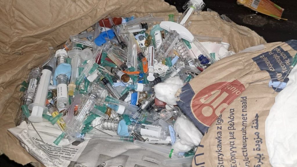 Κέρκυρα: Την επέμβαση του εισαγγελέα ζητά ο δήμος για τα εργαστηριακά απόβλητα σε κάδους ανακύκλωσης