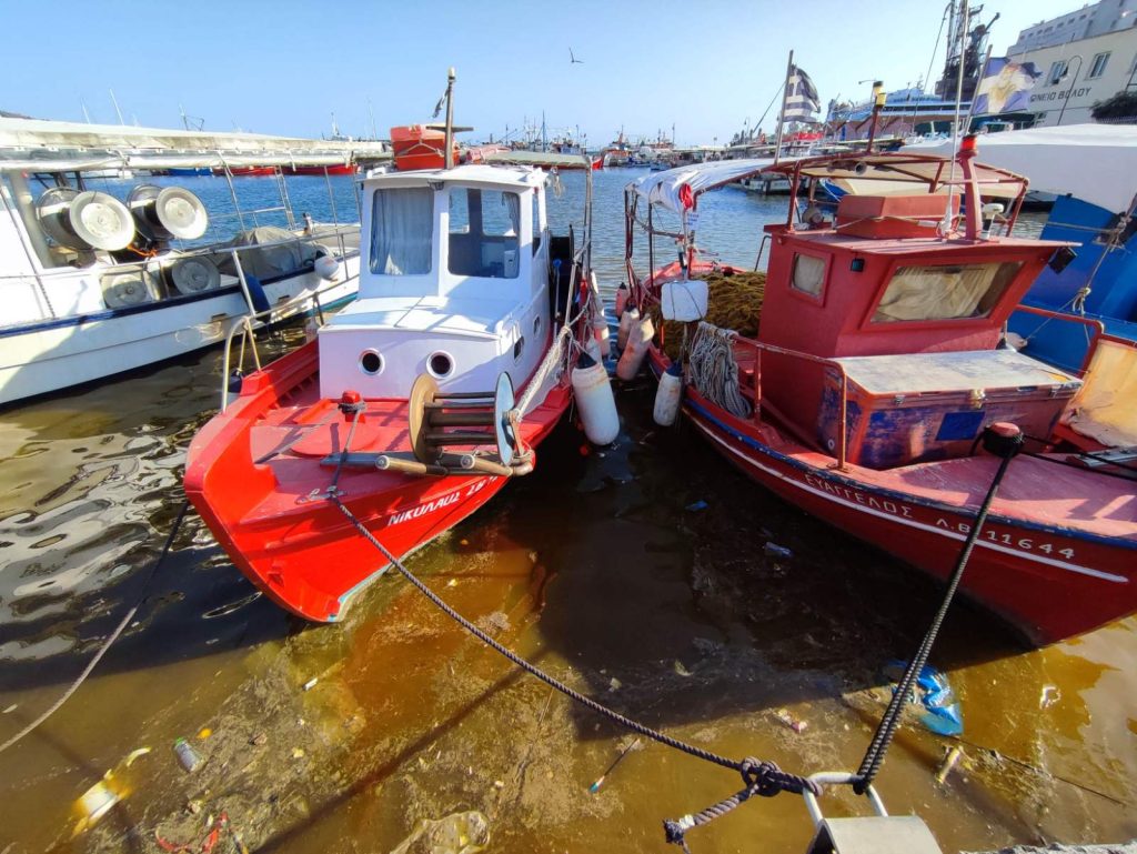 Προανάκριση για τη θαλάσσια ρύπανση στο λιμάνι του Βόλου