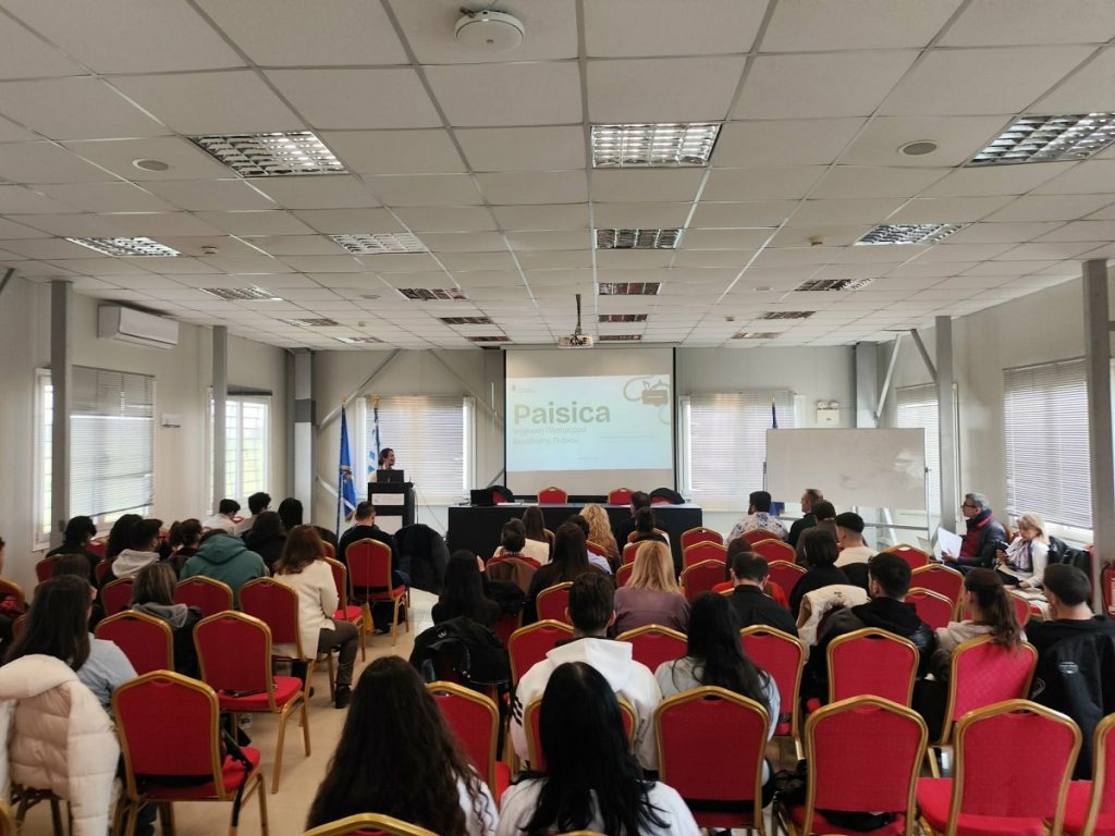 Θεσσαλονίκη: Φοιτητές παρουσίασαν έναν αυτοματοποιημένο θάλαμο εκτροφής για κότες και ζελεδάκια με ρεβίθι