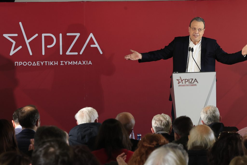 Φάμελλος: Όποια πέτρα κι αν σηκώσεις, θα βρεις από κάτω ένα γαλάζιο σκάνδαλο