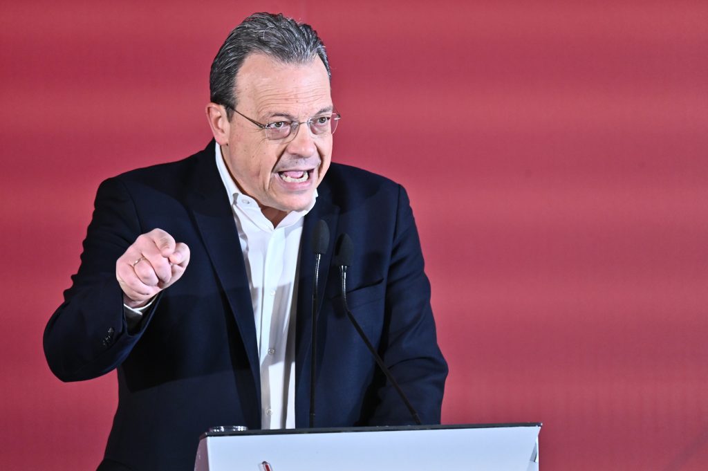 Φάμελλος: Όποια πέτρα κι αν σηκώσεις, θα βρεις από κάτω ένα γαλάζιο σκάνδαλο