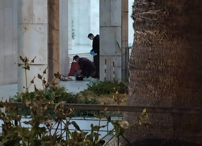 Συνελήφθη άνδρας έξω από τη ΓΑΔΑ που κρατούσε πάνω του χειροβομβίδες – Έγινε ελεγχόμενη έκρηξη από το ΤΕΕΜ, οι χειροβομβίδες ήταν αληθινές