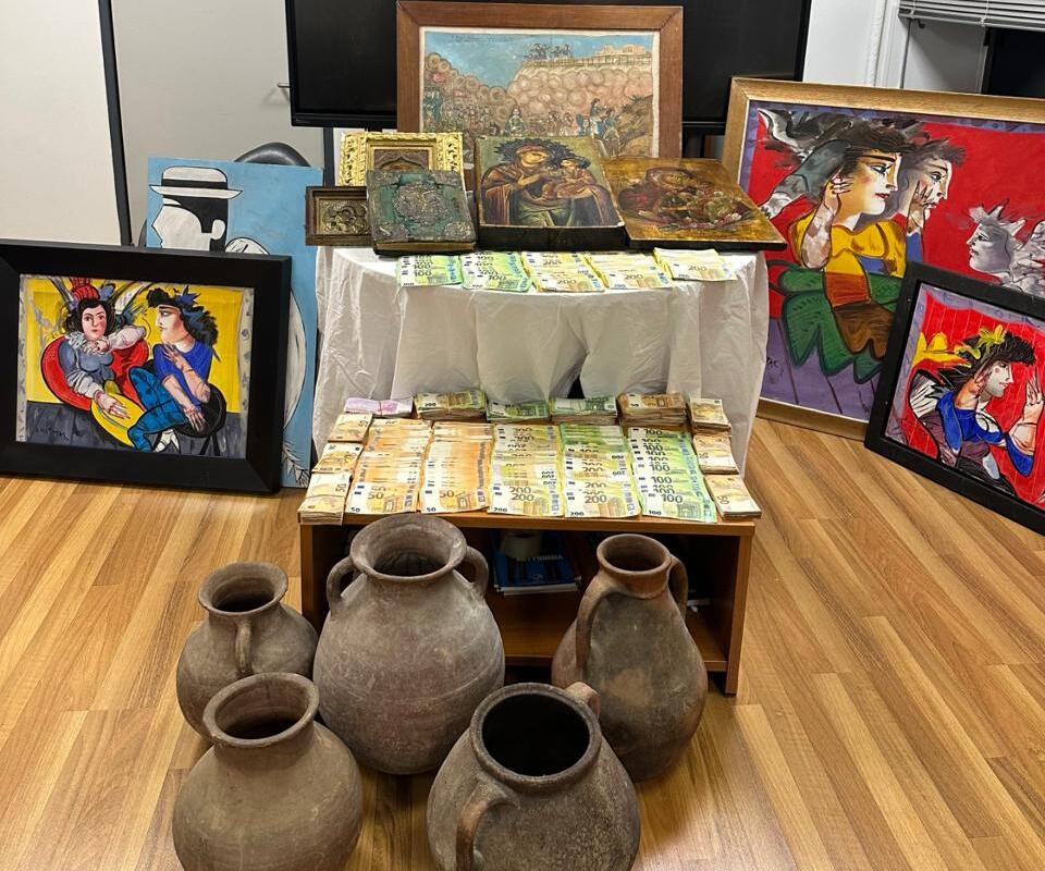 Συνελήφθη και υπάλληλος του Τσαγκαράκη για το Ευαγγέλιο του 18ου αιώνα – Γνήσια μόνο 7 από τα εκατοντάδες έργα της γκαλερί