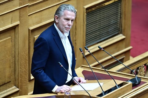 Σπούδασε θεολογία και επέστρεψε στο χωριό της στο Αγρίνιο για να γίνει παραγωγός