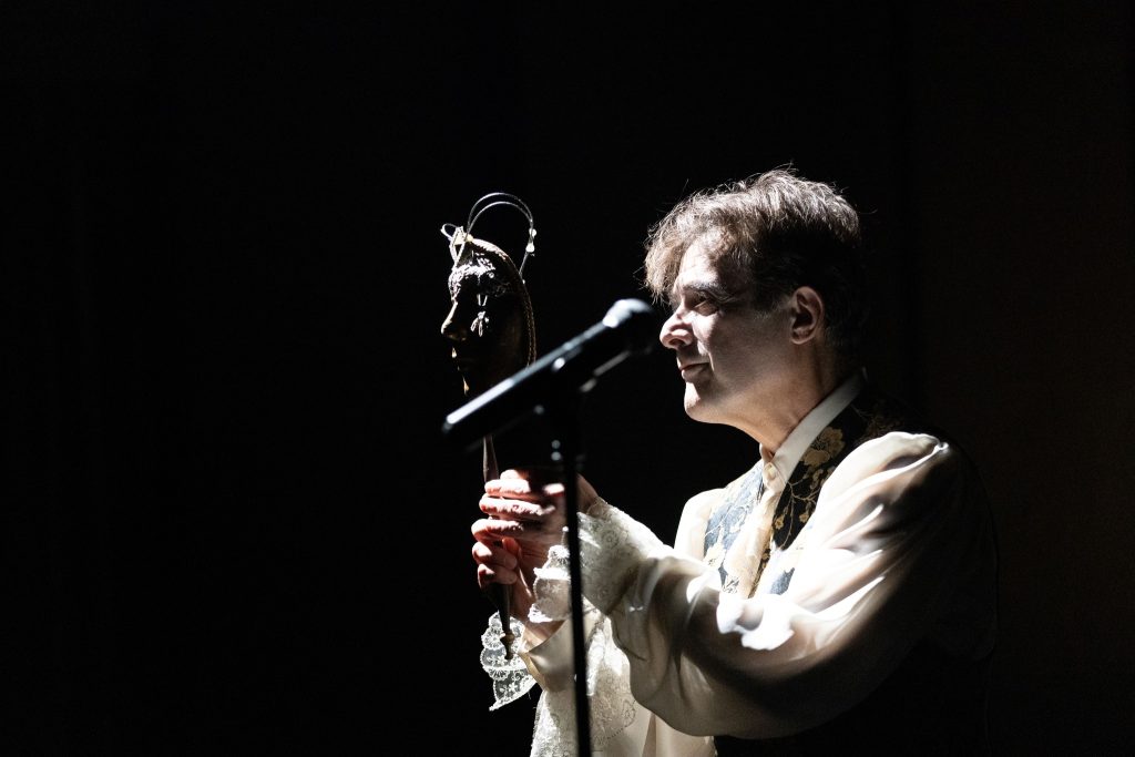 «Ο Μισάνθρωπος» του Μολιέρου στο Θέατρο Φιλίπ – Πρώτη ματιά στη νέα παράσταση της Ιόλης Ανδρεάδη