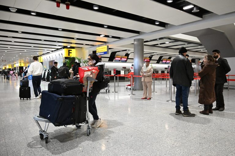 Επιστρέφουν Βρετανοί από τον Κόλπο – Σε εξέλιξη πτήσεις επαναπατρισμού εν μέσω χάους στις αερομεταφορές