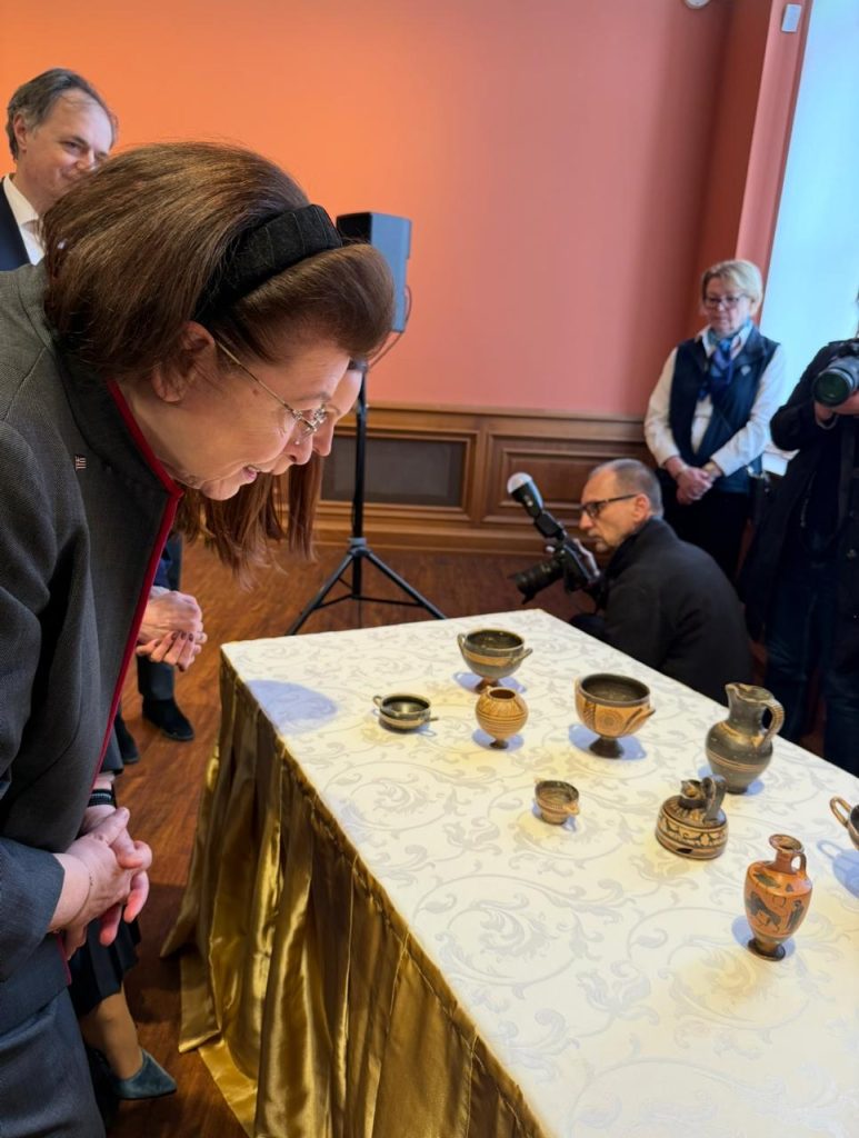 Λίνα Μενδώνη: Μια μακρά και απαιτητική διαδρομή ολοκληρώνεται με την επιστροφή των εννέα αρχαιοτήτων από τη Βουδαπέστη στην αργολική γη