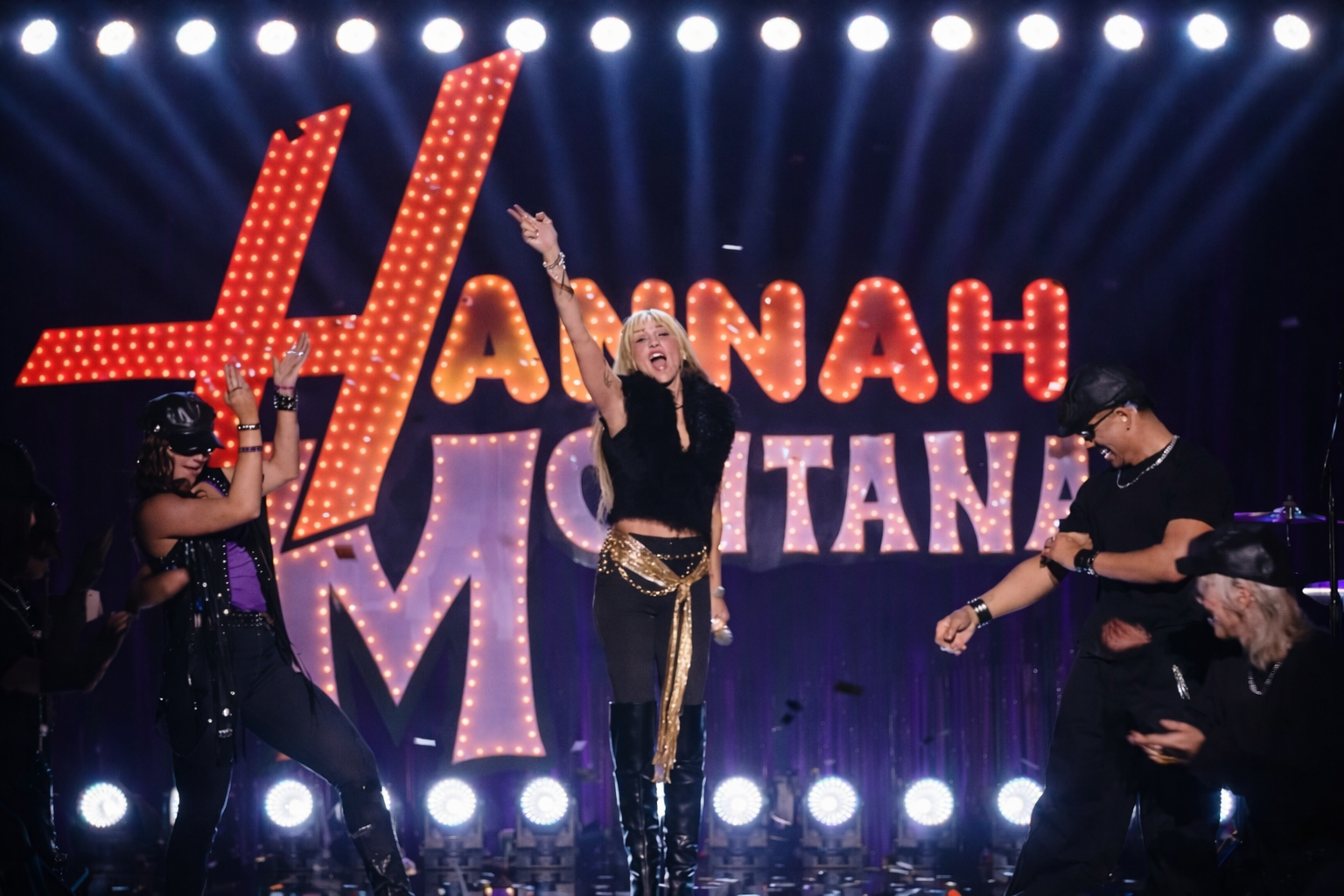 Δύο δεκαετίες μετά: Η Miley Cyrus επιστρέφει στη «Χάνα Μοντάνα» και σε μια ολόκληρη εποχή