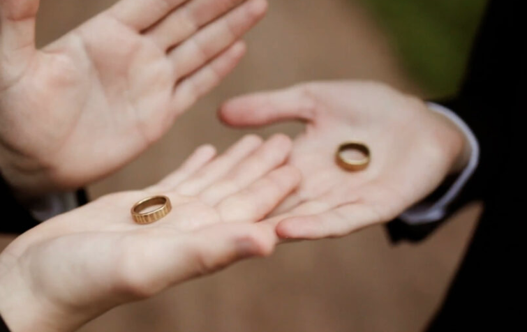 ΣτΕ: Τα ομόφυλα ζευγάρια μπορούν να υιοθετούν παιδιά – Συνταγματικός ο γάμος μεταξύ προσώπων του ιδίου φύλου