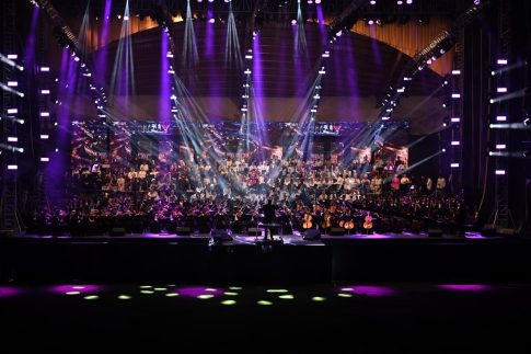 Στενά του Ορμούζ: Εγκλωβισμένοι 15.000 επιβάτες σε κρουαζιερόπλοια – Ελπίζουν στην επανέναρξη των αεροπορικών πτήσεων