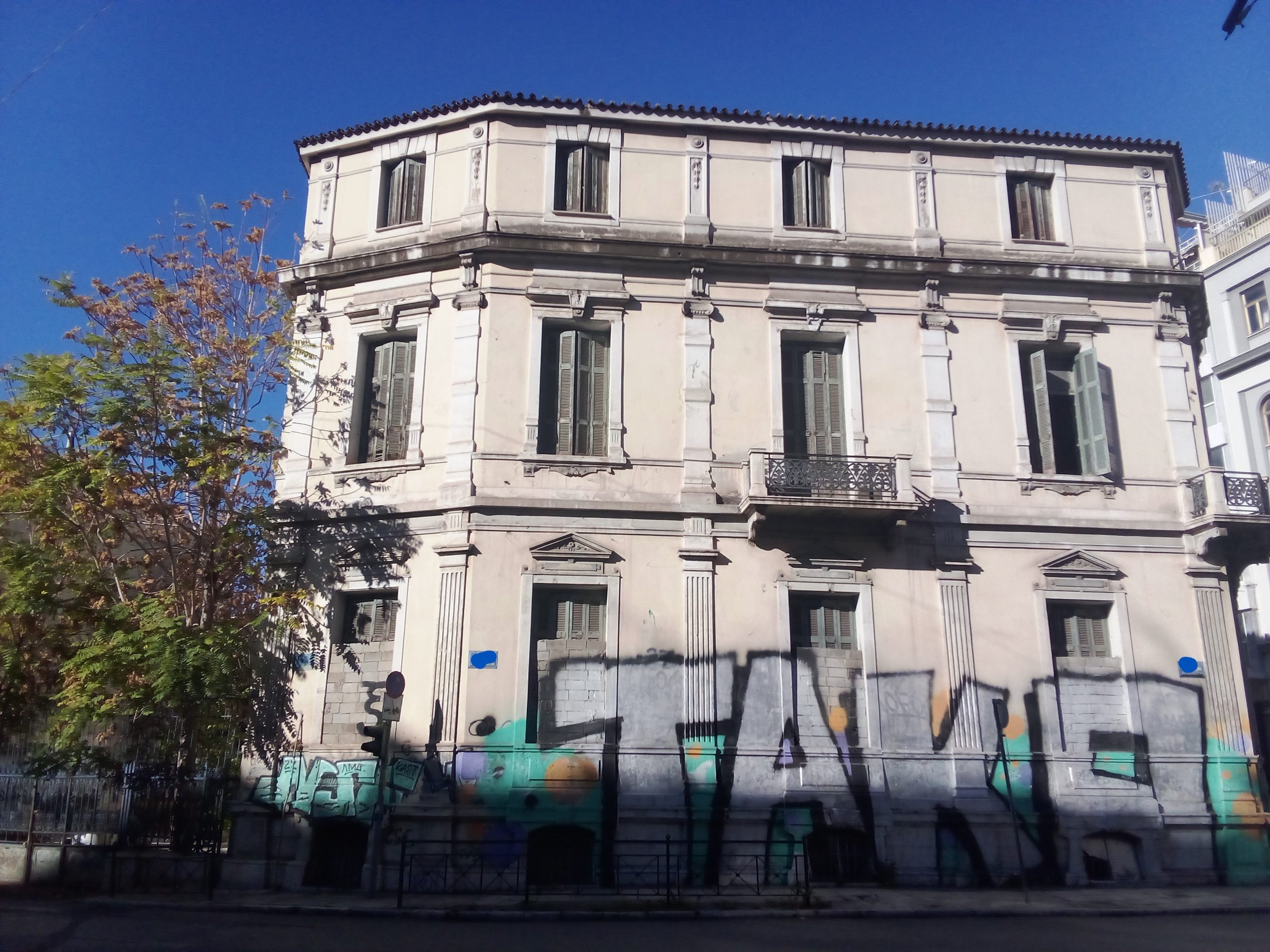 img-20251111-102034 «Παρείσακτοι» από άλλες εποχές στο αστικό περιβάλλον Δ’ μέρος (φωτορεπορτάζ)
