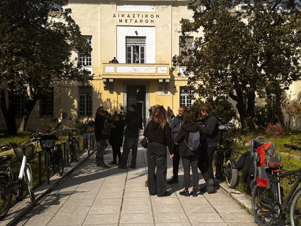 Επεισόδια ΑΓΕΤ: Τρεις ένοχοι, εννέα αθώοι — Συνθήματα έξω από το δικαστήριο